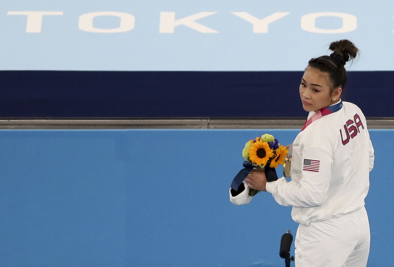 USA:n kultamitalisti Sunisa Lee naisten taiteellisen allround-finaalin mitalitilaisuudessa Tokio 2020 olympialaisten kuudentena päivänä Ariake Gymnastics Centerissä 29.7.2021 Tokiossa, Japanissa.