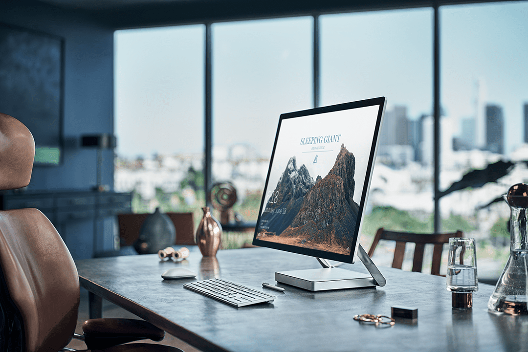 Microsoft Surface Studio pöydällä