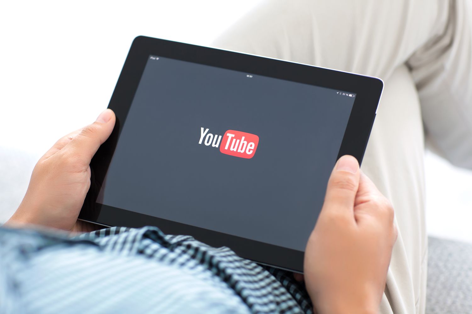 man holding ipad with app youtube on the screen 502558347 f98e061798f546ab8245d13686ed3acc