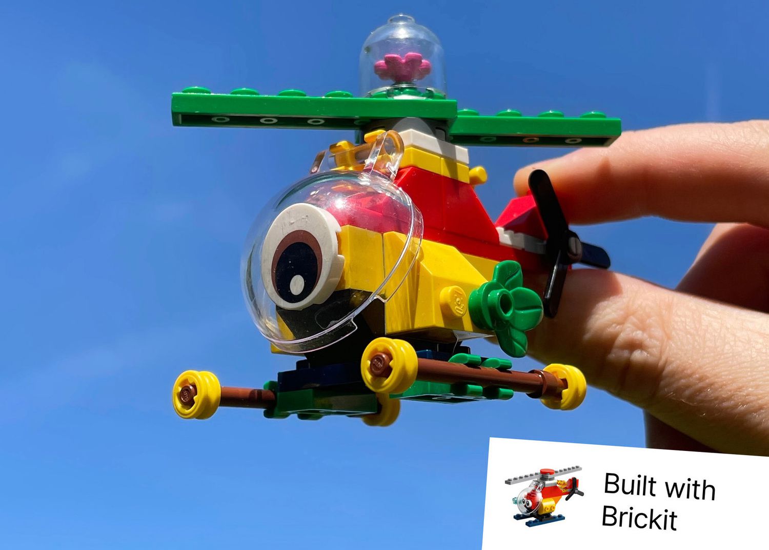 Helikopteri, joka on rakennettu LEGO palikoista ja Brickit-sovelluksen ohjeista.